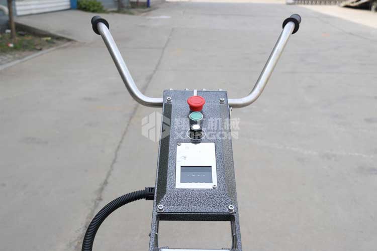 拋光機(jī)是為了讓地面表面有光澤，需要先研磨后才可以拋光。拋光分為粗拋和精拋，這時候可以使用拋光機(jī)，配合拋光墊，提高地面的光澤度。高速地坪拋光機(jī)讓你輕松完成地坪拋光工作，提高地坪亮度。