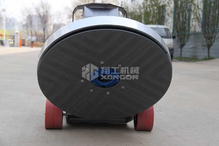 拋光機(jī)是為了讓地面表面有光澤，需要先研磨后才可以拋光。拋光分為粗拋和精拋，這時候可以使用拋光機(jī)，配合拋光墊，提高地面的光澤度。高速地坪拋光機(jī)讓你輕松完成地坪拋光工作，提高地坪亮度。