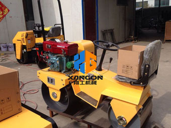 濰坊風(fēng)箏節(jié)草坪壓平，客戶選擇了翔工小型壓路機(jī)