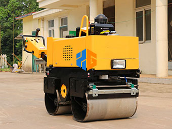 關(guān)于小型壓路機(jī)如何減少摩擦問題呢？