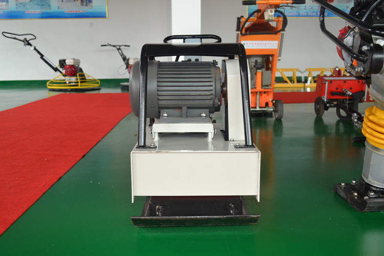 平板夯對(duì)于泥土壓實(shí)作用很大，沒(méi)人反駁吧？